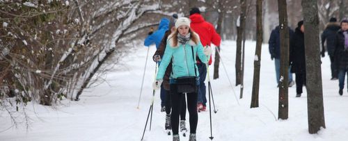 Любителей активного отдыха в выходные приглашают встать на лыжи и коньки