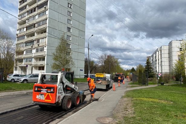 Во 2-м микрорайоне Зеленограда обновляют дорожное покрытие сквозного проезда