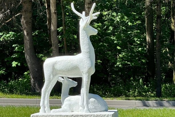 В Зеленограде установили обновленную скульптуру оленей