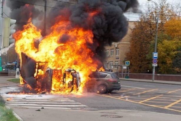 В Матушкино после столкновения загорелись машины