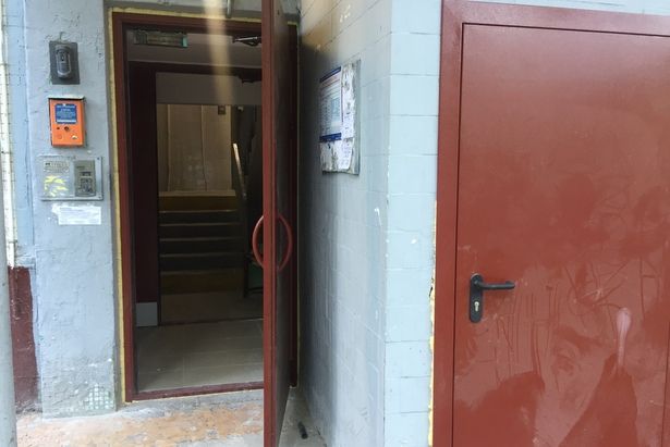 В пяти жилых корпусах района Матушкино будут обновлены двери в подъезд