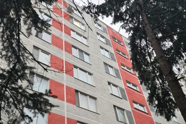 В корпусе 447 в районе Матушкино полным ходом идет капитальный ремонт фасада