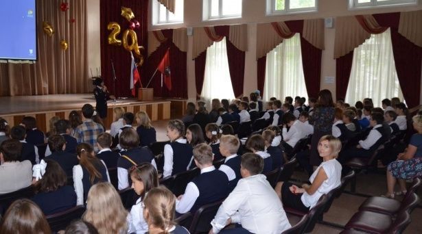 Инспекторы ГИБДД встретились с учащимися школы района Матушкино