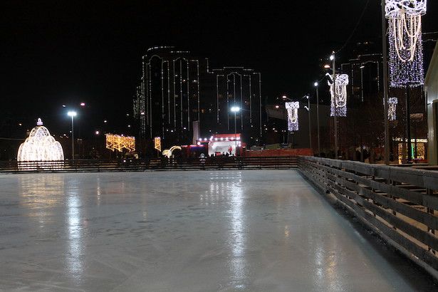 Открытый каток на площади Юности ждет юных и взрослых любителей зимнего спорта