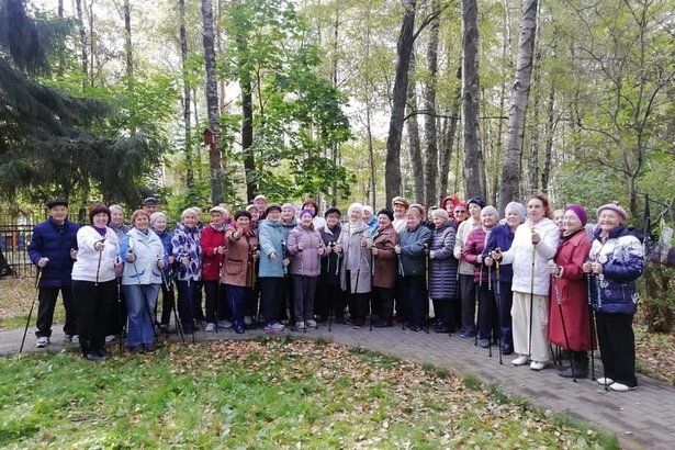 Участники «Московского долголетия» активно включаются в скандинавскую ходьбу
