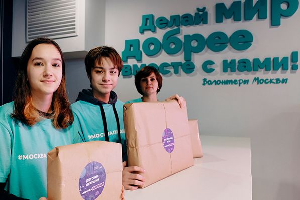 Волонтеры привезли на новые территории первые 30 тыс новогодних подарков от мэра Москвы