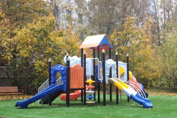 В районе Матушкино открылись две обновленные детские площадки