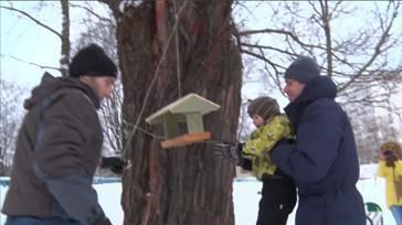 Юные натуралисты района Матушкино развесили кормушки для птиц
