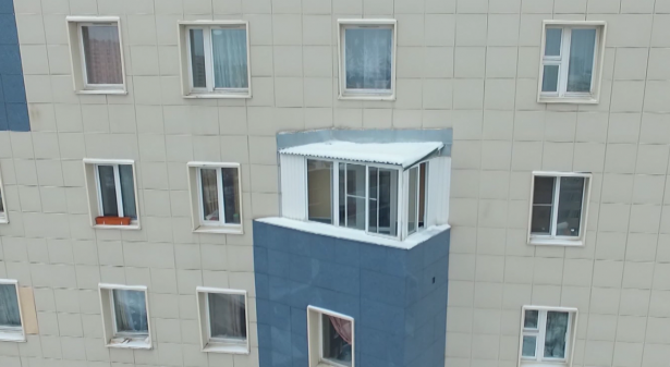 Предприимчивый зеленоградец соорудил себе балкон на выступающей части фасада жилого дома в Матушкино