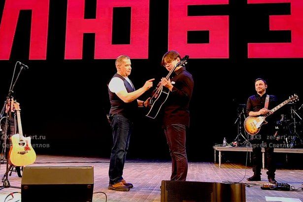 Зеленоградский подросток получил гитару от лидера группы «Любэ»