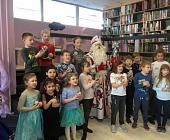 Юные жители Матушкино поздравили Деда Мороза с днем рождения