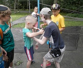 ГБУ «Заря» провело для детей в лесопарке 2-го микрорайона «веревочный тренинг»