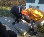 Ребята из ГБУ «Заря» привели в порядок памятные места в районе Матушкино