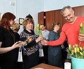 Педагогов школы района Матушкино поздравили с весенним праздником