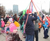 В последний день Масленицы на площади Юности прошли народные гуляния