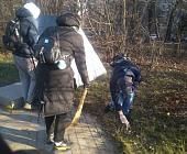 Ребята из ГБУ «Заря» привели в порядок памятные места в районе Матушкино