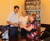 Глава управы района Матушкино наградил рабочую комплексной уборки Д.Д. Дьякову