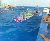 Спортивные семьи Матушкино взяли бронзу в командном первенстве по семейным заплывам