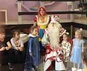 Юные жители Матушкино поздравили Деда Мороза с днем рождения