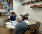 Участники «Московского долголетия» учатся рисовать акварелью в ГБУ «Заря»