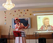 Участники «Московского долголетия» из Зеленограда споют в Екатерининском парке