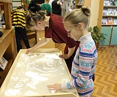 Участников «Библионочи» в Матушкино научили создавать картины из песка
