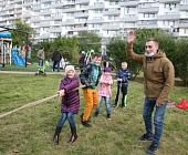Юные жители района Матушкино состязались в «Веселых стартах»