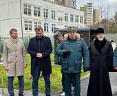 В Зеленограде открыли Аллею в честь 35-летия МЧС и высадили 14 красных яблонь