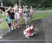 ГБУ «Заря» провело для детей в лесопарке 2-го микрорайона «веревочный тренинг»