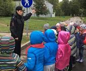 Дошколята района Матушкино приняли участие в акции «Шагающий автобус»
